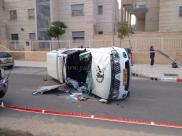 بالصور: مطاردة ساخنة في مدينة اللد واصابة شرطي اثر انقلاب مركبته وسط المدينة